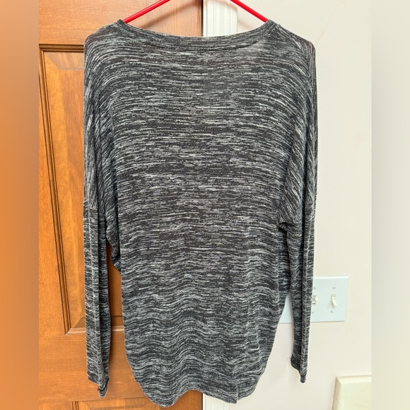 Tribal Jean brand light weight woman’s v neck top - Picture 2 of 3